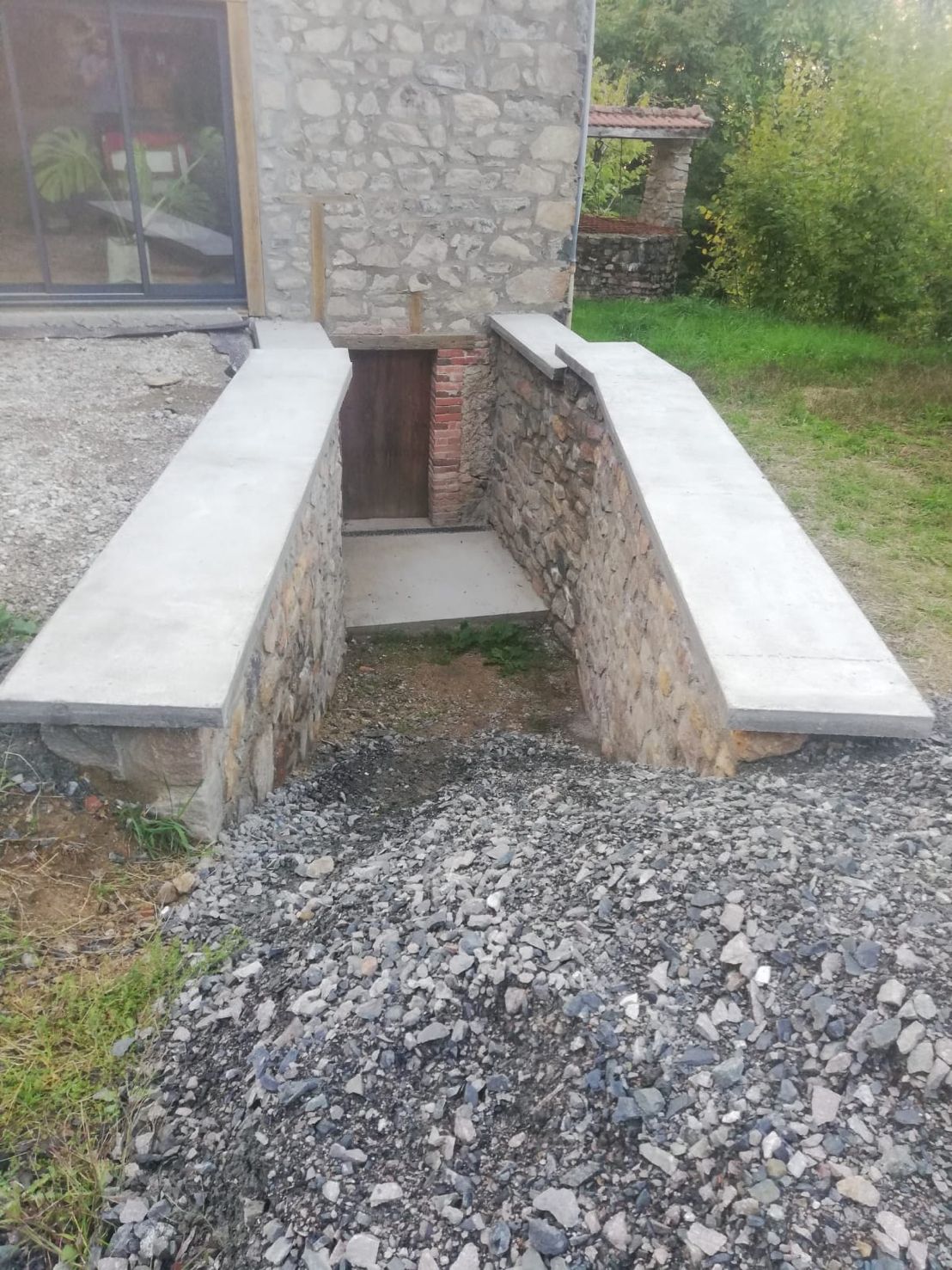 Reconstruction accès cave en pierres avec couvertines béton désactivé — maison en pierre du Beaujolais, Rhône
