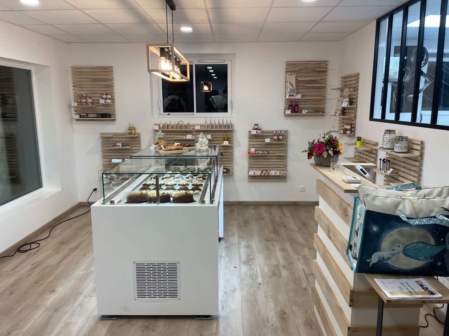 Aménagement 220 m² — cuisine professionnelle, atelier culinaire et boutique gastronomique — Annecy, Haute-Savoie