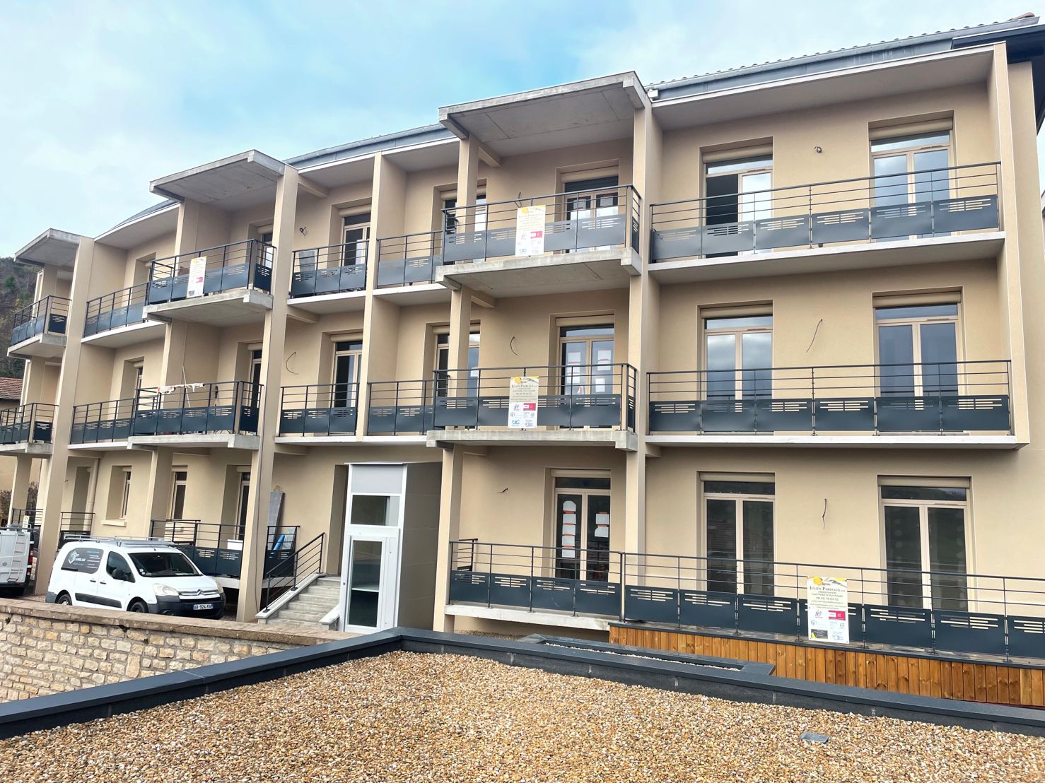 Transformation de 7 plateaux bruts en logements résidentiels finis — Létra, Beaujolais, Rhône