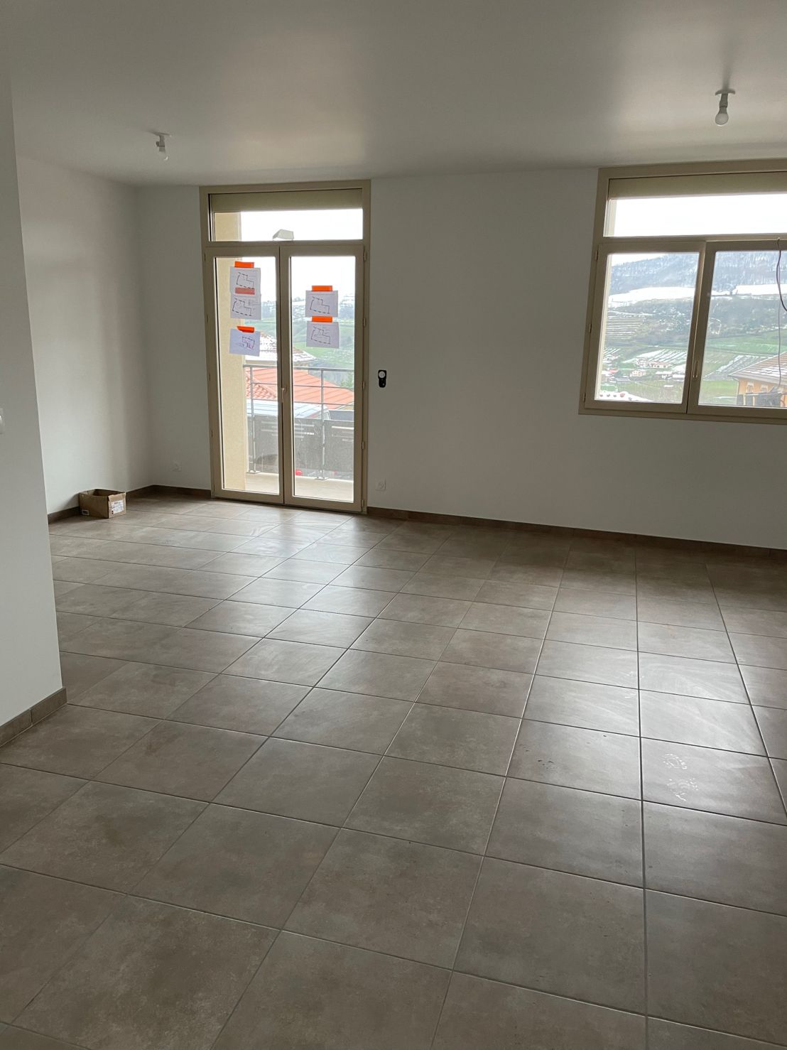 Appartement livré brut aménagé pour la location — carrelage salon, salle de bain contemporaine — Tarare, Rhône