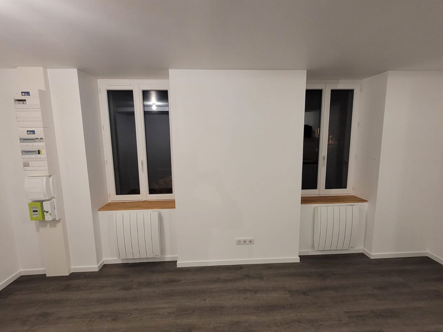 Appartement entièrement rénové — parquet bois, cuisine contemporaine, salle de bain gris béton — Tarare, Rhône