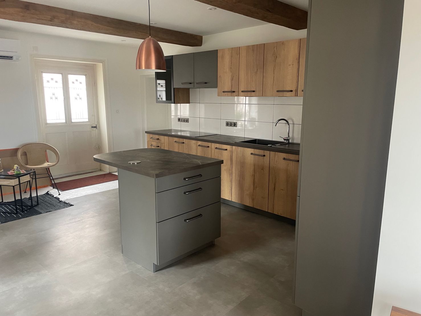 Grande pièce de vie après rénovation — cuisine ouverte avec îlot central, séjour lumineux — AMO Julien Parriaux, Lyon